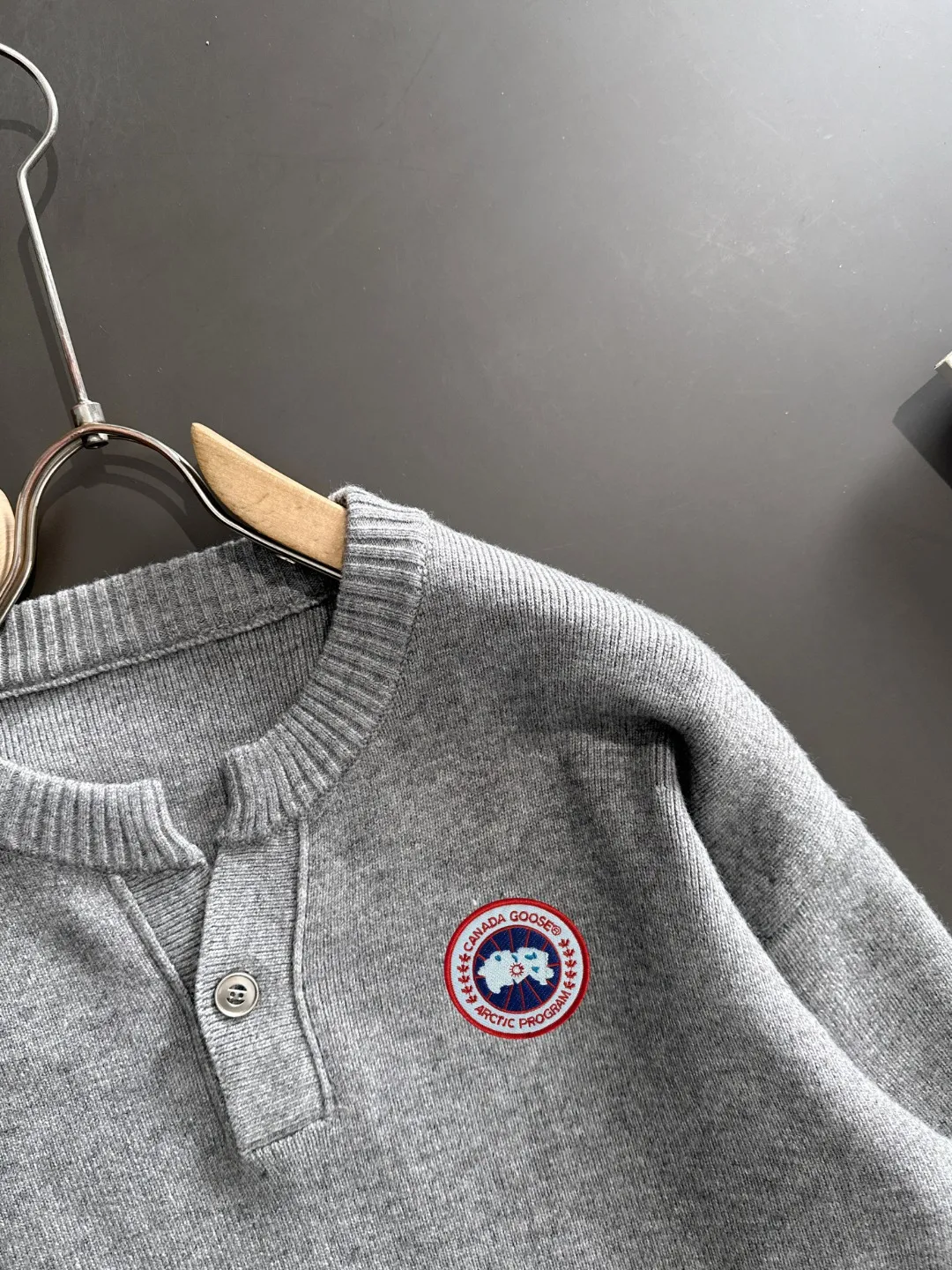 Next day shipping P360 Big Goose 2025 official website latest winter sweater, popular items are on sale at the counter simultaneously! Specially made of wool blended fabric. It feels comfortable and can be directly in contact with the skin. The logo badge is exquisitely embroidered, which is extremely eye-catching! The details highlight the fashionable charm of big brands. Exquisite workmanship. Three-dimensional cutting style. The wearing effect is invincible and handsome! All three standards are complete! Size: M-2XL